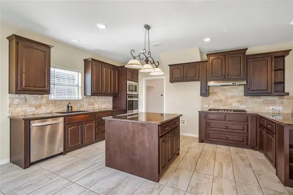 253 Cattlemans Trail, Saginaw, TX 76131