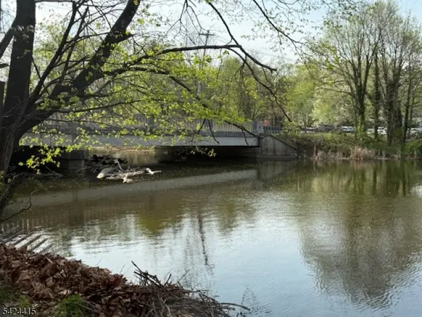 31 Center St, Clinton Town, NJ 08809