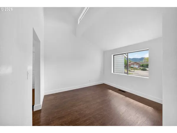 1676 NW YOUNGWOOD CT, Roseburg, OR 97471