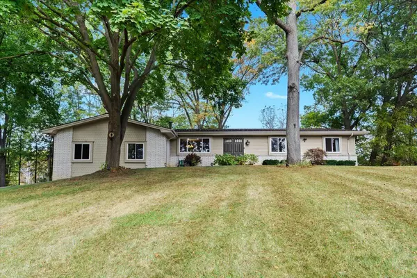 10932 Green Oaks DR, Green Oak Twp, MI 48178