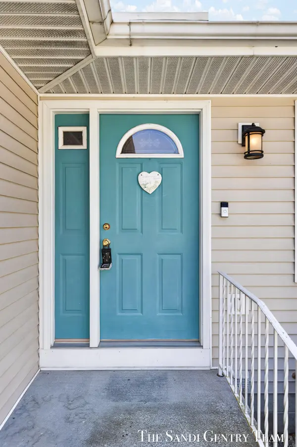 17101 Grandview DR, Ferrysburg City, MI 49456