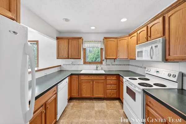 17101 Grandview DR, Ferrysburg City, MI 49456