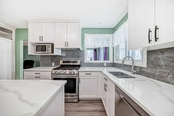 301 Whitney CRES SE, Calgary, AB T2J 1E7