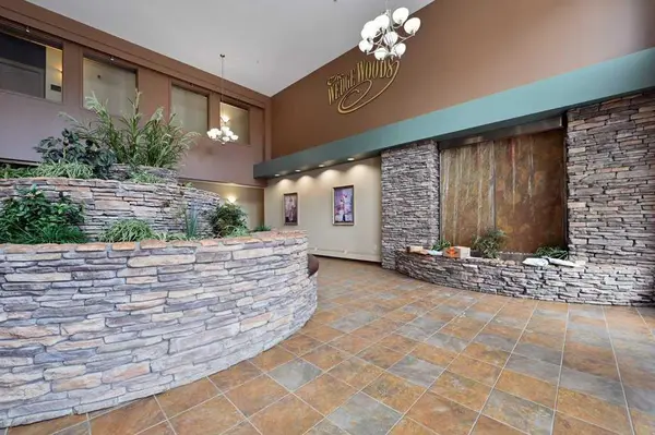 20 Discovery Ridge Close SW #108, Calgary, AB T3H 5X4