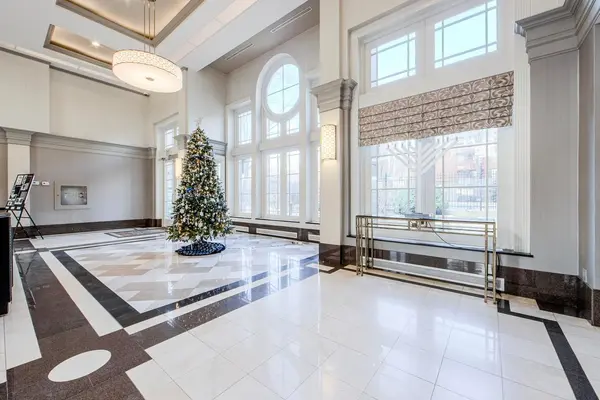 2 Covington RD #708, Toronto C04, ON M6A 3E2