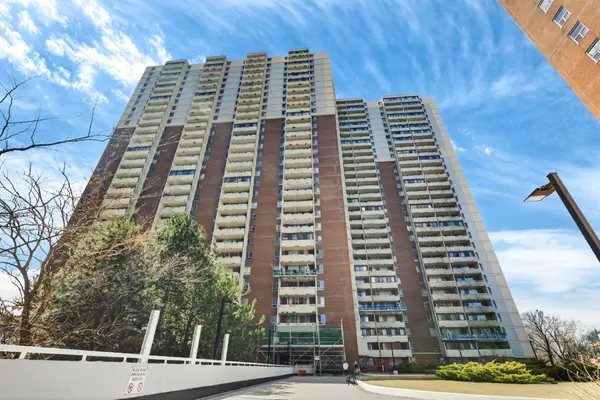 1 Massey SQ #2903, Toronto E03, ON M4C 5L4