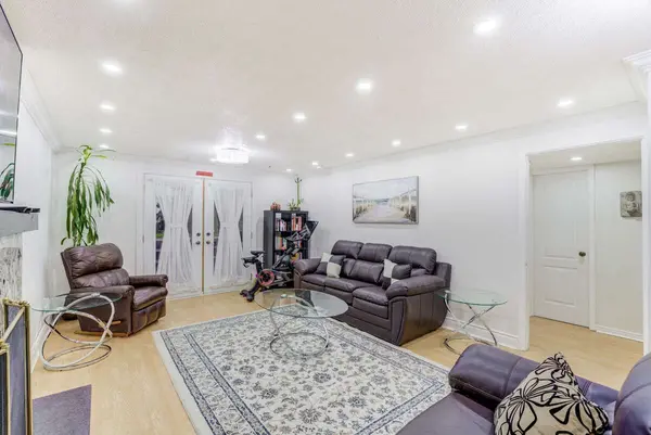 946 McBride AVE, Mississauga, ON L5C 1L6