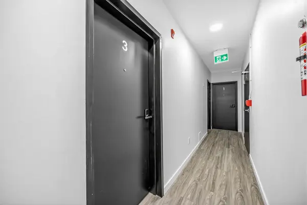 148 Glenlake AVE #3, Toronto W02, ON M6P 1E7