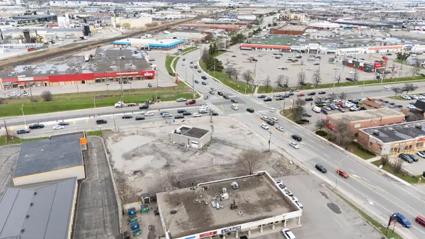 73 Kennedy RD S, Brampton, ON L6W 3E4