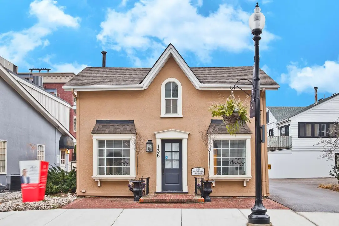 136 Trafalgar RD, Oakville, ON L6J 3G5