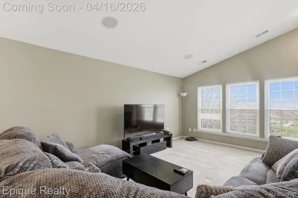 26625 Kirkway CIR, Woodhaven, MI 48183