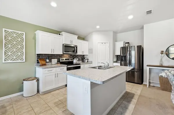 229 Abingdon Street, Azle, TX 76020