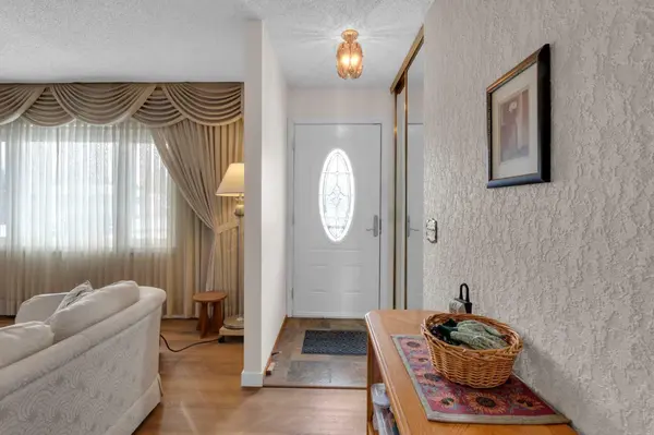 6004 Maddock DR NE, Calgary, AB T2A 3W4