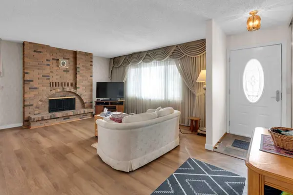 6004 Maddock DR NE, Calgary, AB T2A 3W4