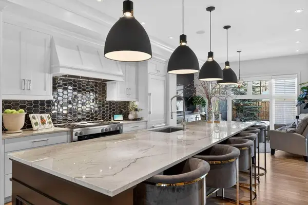 4215 16A ST SW, Calgary, AB T2T 4L3