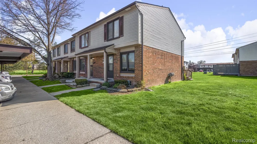 16996 KINGSBROOKE DR, Clinton Charter Township, MI 48038