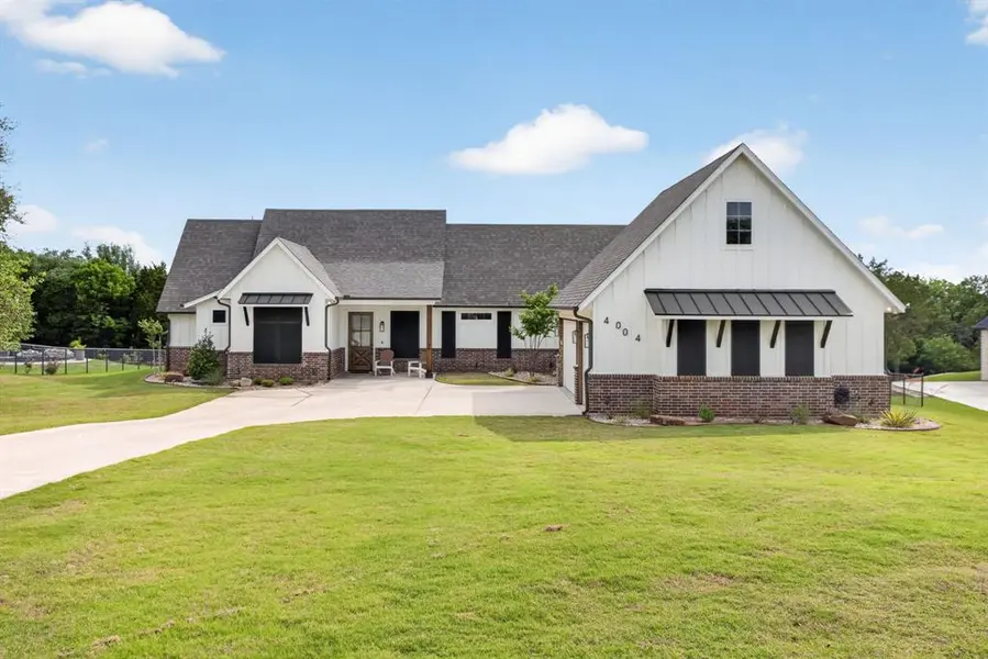 4004 Legend Trail, Granbury, TX 76049