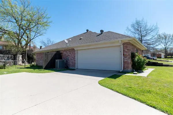 604 Valleyridge Court, Decatur, TX 76234