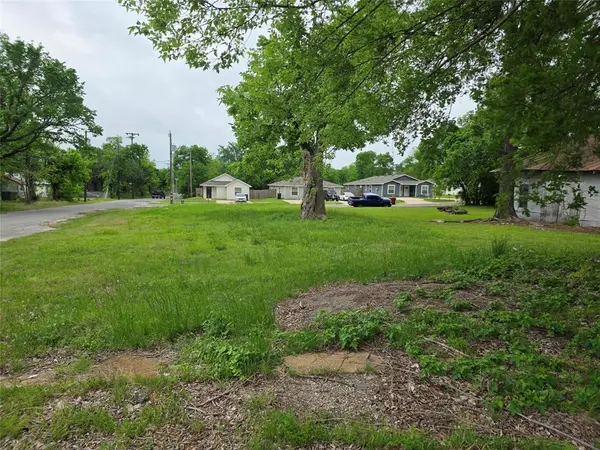 619 E 3rd Street, Bonham, TX 75418