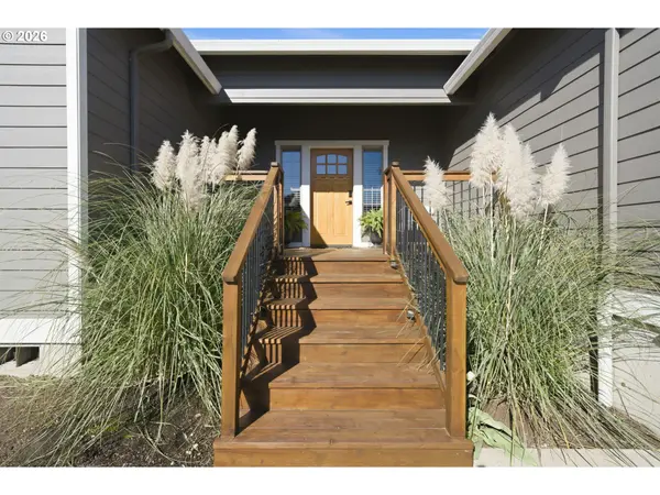 523 N 8TH PL, Carlton, OR 97111