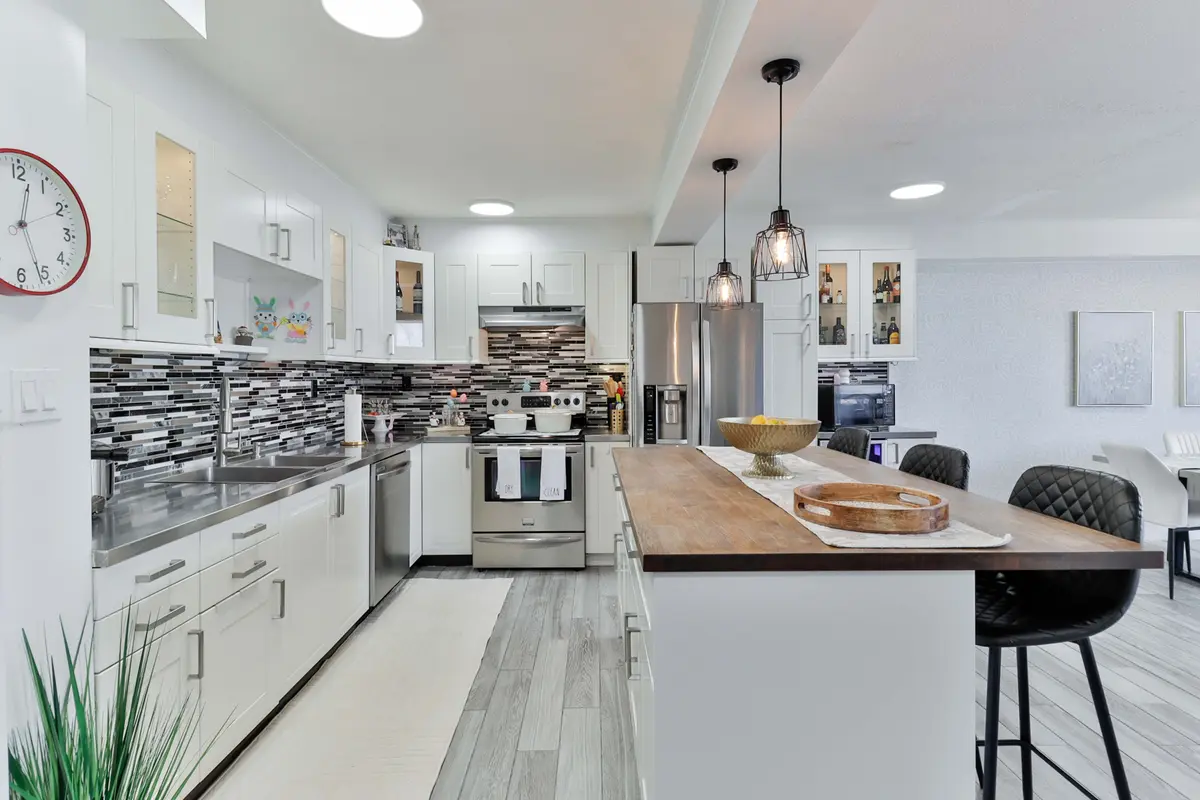 15 London Green CT #509, Toronto W05, ON M3N 1K4