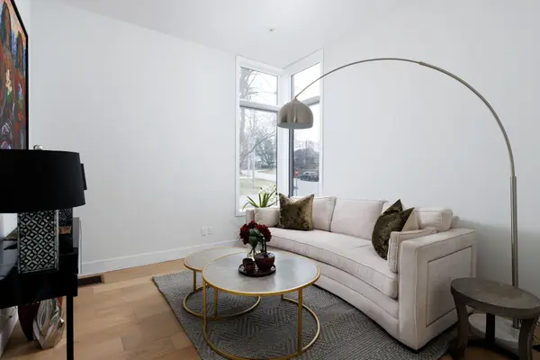 43 Ballacaine DR, Toronto W07, ON M8Y 4B1