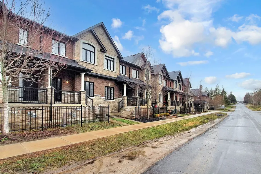 7 Zenyatta LN, East Gwillimbury, ON L9N 0N7