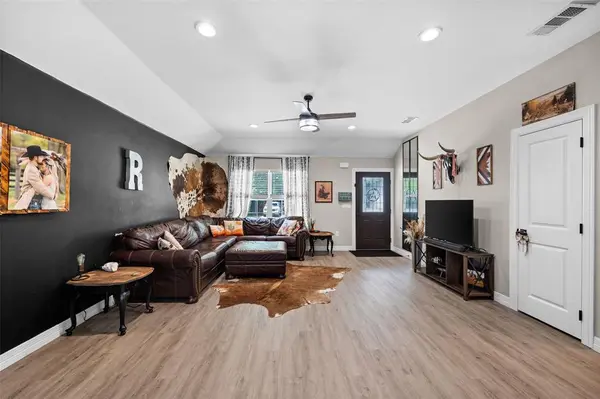 112 Buchanan Street, Whitesboro, TX 76273