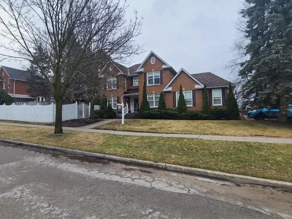 3 Hampstead Gate E, Clarington, ON L1E 1V2