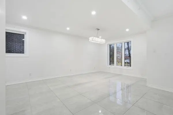 200 Gary DR, Toronto W04, ON M9N 2M4