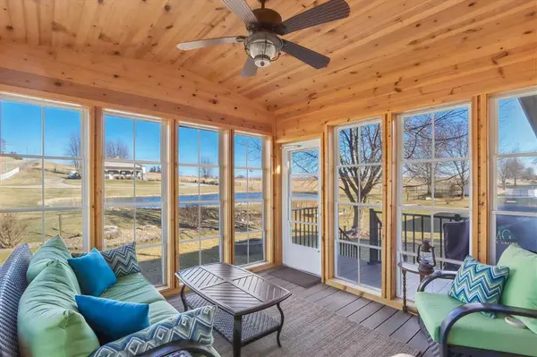 1260 Sunrise Dr, Ely, IA 52227