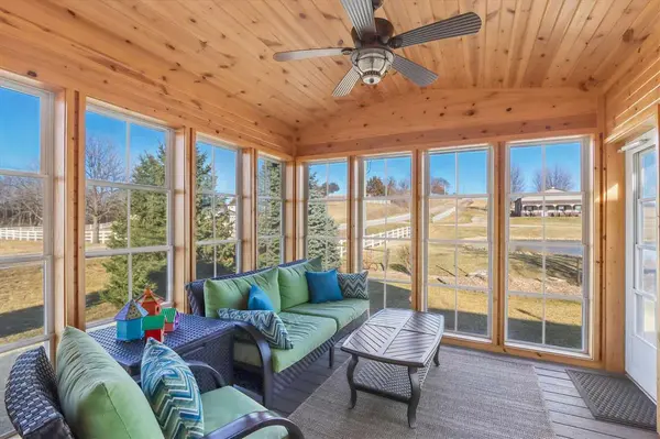 1260 Sunrise Dr, Ely, IA 52227