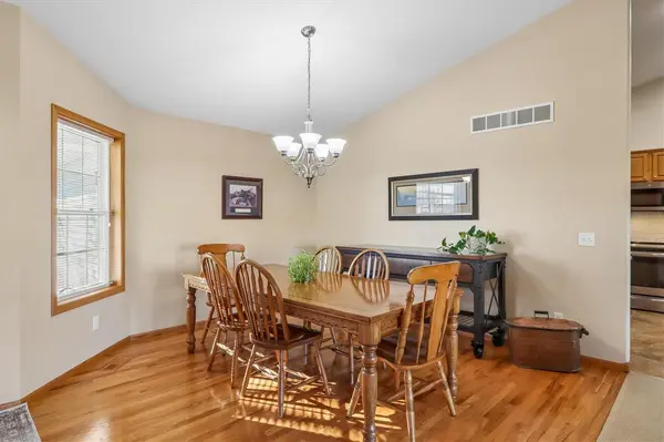 1260 Sunrise Dr, Ely, IA 52227