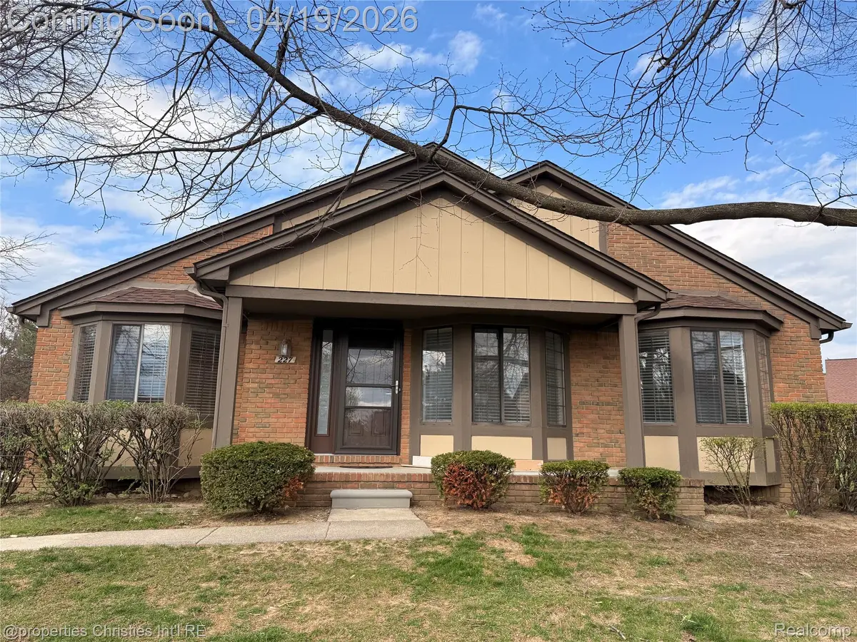 227 Meadow Lane CIR, Rochester Hills, MI 48307