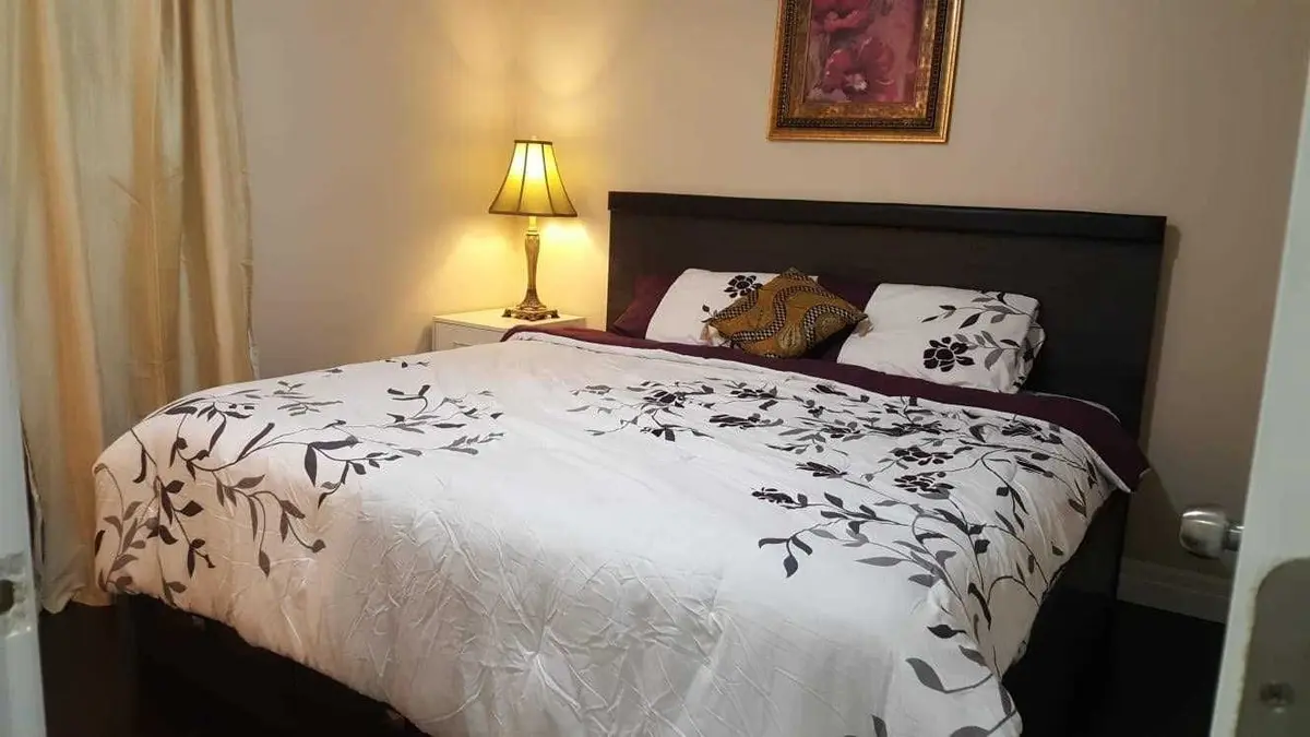 186 Maurice DR #Upper, Oakville, ON L6K 2W9