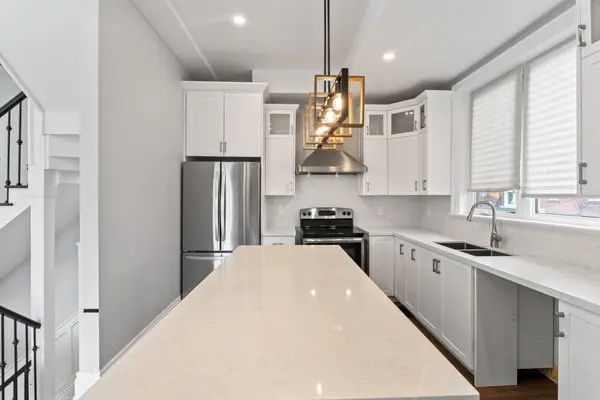 15 Old Oak DR, Toronto W08, ON M9A 1A3