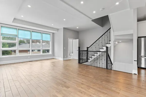 15 Old Oak DR, Toronto W08, ON M9A 1A3