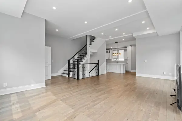 15 Old Oak DR, Toronto W08, ON M9A 1A3