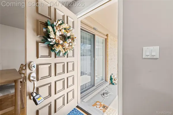 2783 Roundtree DR, Troy, MI 48083