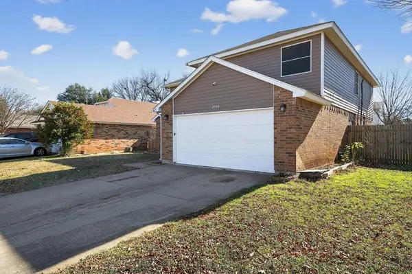 2545 Forest Creek Drive, Fort Worth, TX 76123