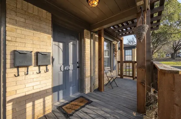 404 N Montreal Avenue, Dallas, TX 75208