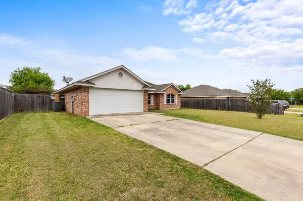 113 Bobcat Drive, Lacy Lakeview, TX 76705