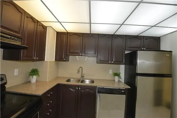 155 Hillcrest AVE #313, Mississauga, ON L5B 4B1