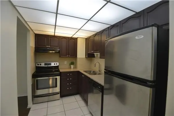 155 Hillcrest AVE #313, Mississauga, ON L5B 4B1