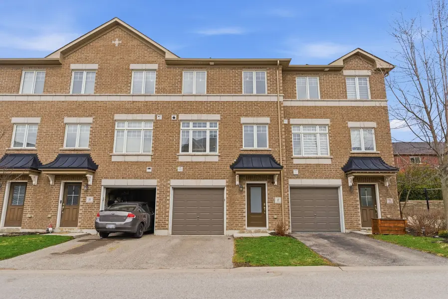 17 Ken Bromley LN, Clarington, ON L1C 0S4