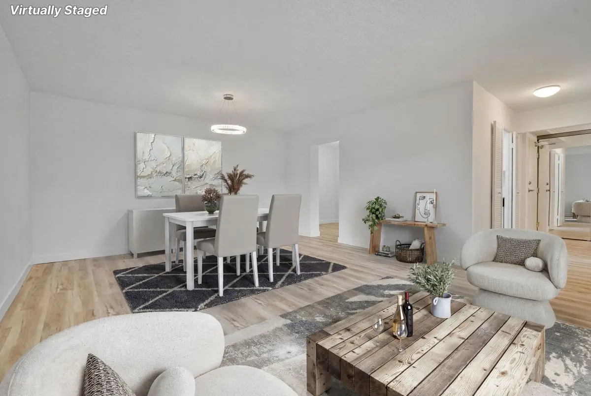 1535 Lakeshore RD E #205, Mississauga, ON L5E 3E2