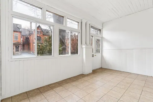 221 Beverley ST, Toronto C01, ON M5T 1Z4