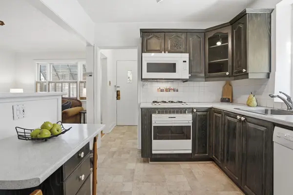 62 Binswood AVE, Toronto E03, ON M4C 3N7