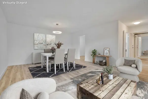 1535 Lakeshore RD E #205, Mississauga, ON L5E 3E2