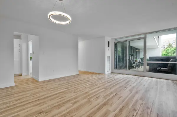 1535 Lakeshore RD E #205, Mississauga, ON L5E 3E2